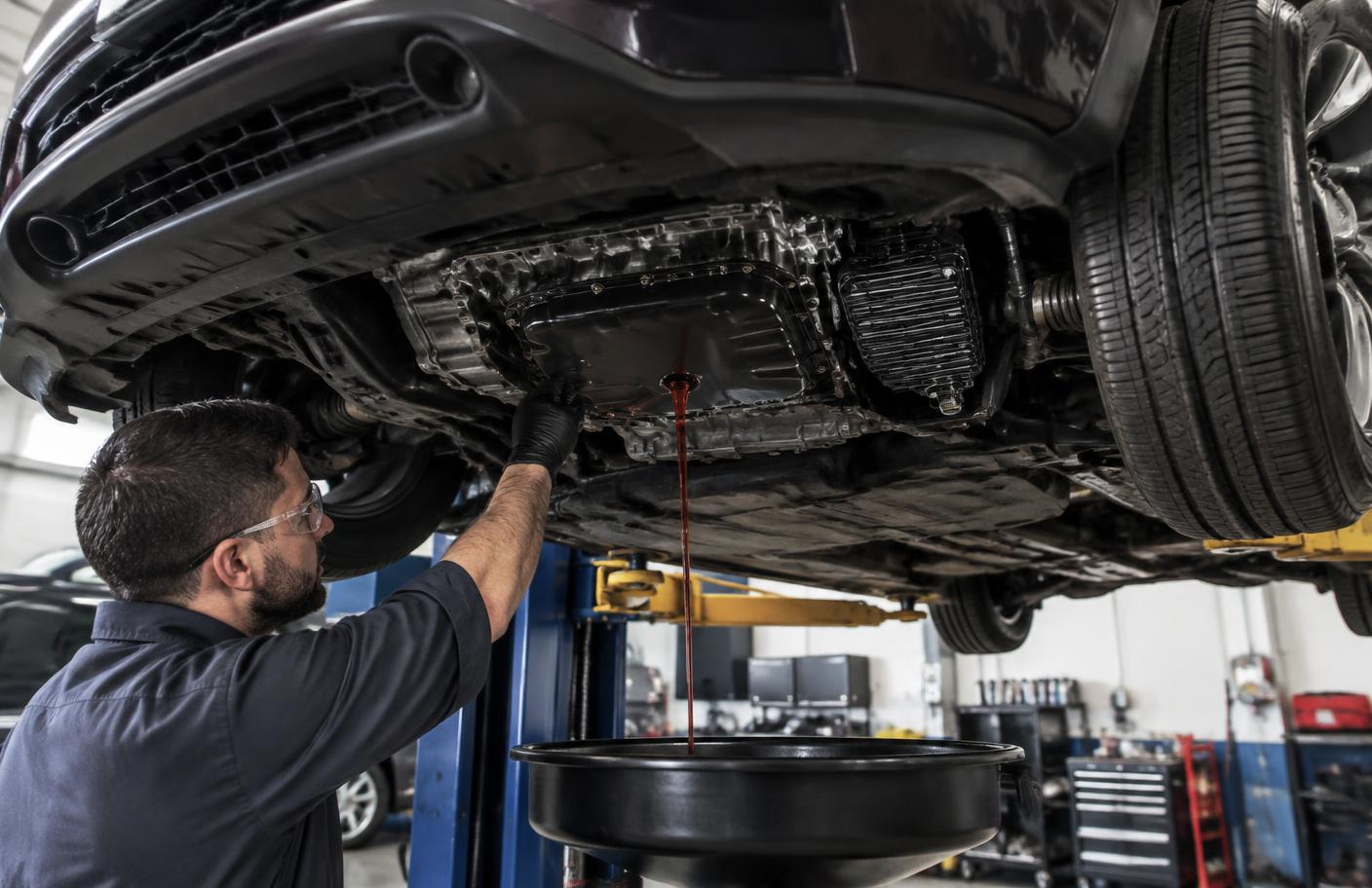 Mechanik spuszczający płyn z przekładni CVT Nissana Murano na podnośniku